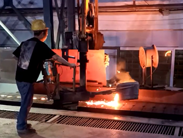 조작기는 높은 유연성을 가지고 있으며 쉽게 물체를 잡을 수 있습니다.