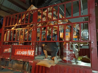 두 개의 manipulators for pouring are being loaded